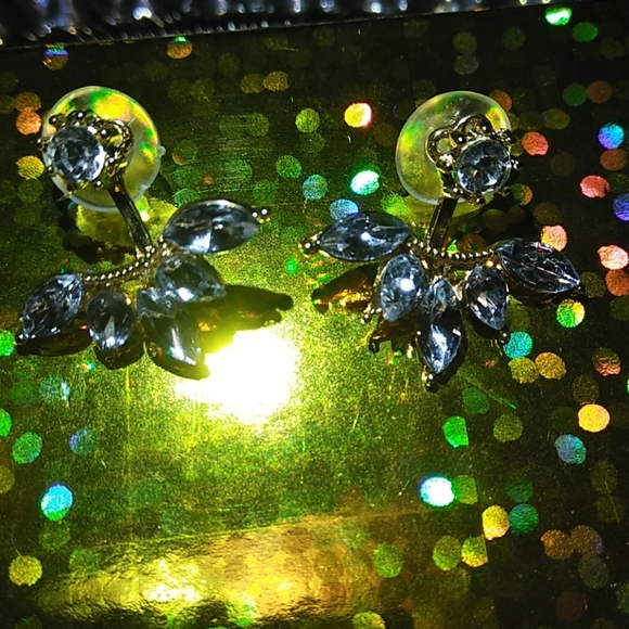 ☀️NEW BEAUTIFUL GOLD OR SILVER CZ EAR HUGGER EARRI - Picture 5 of 8